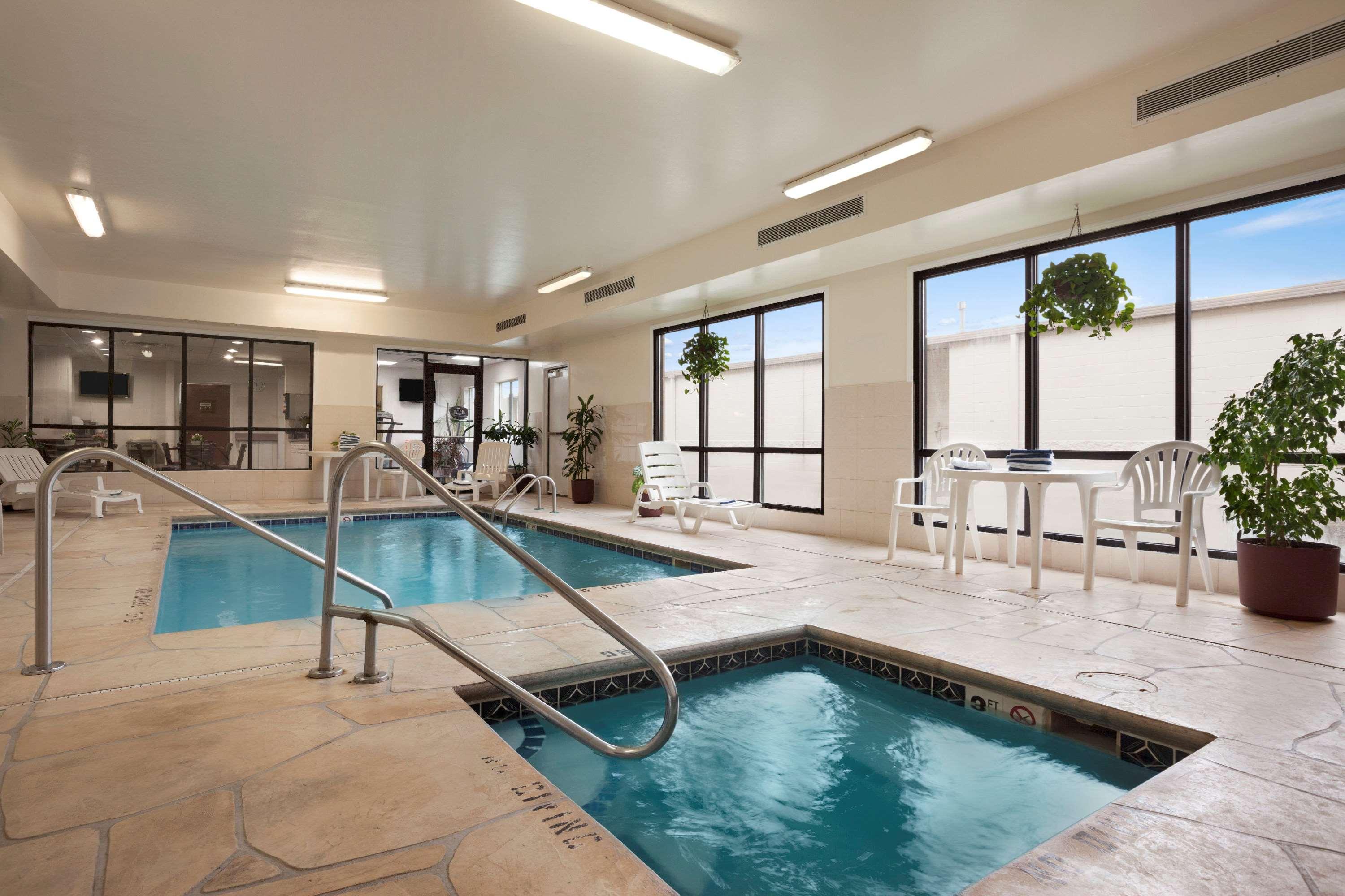 Super 8 By Wyndham Aurora/Naperville Area Exterior photo