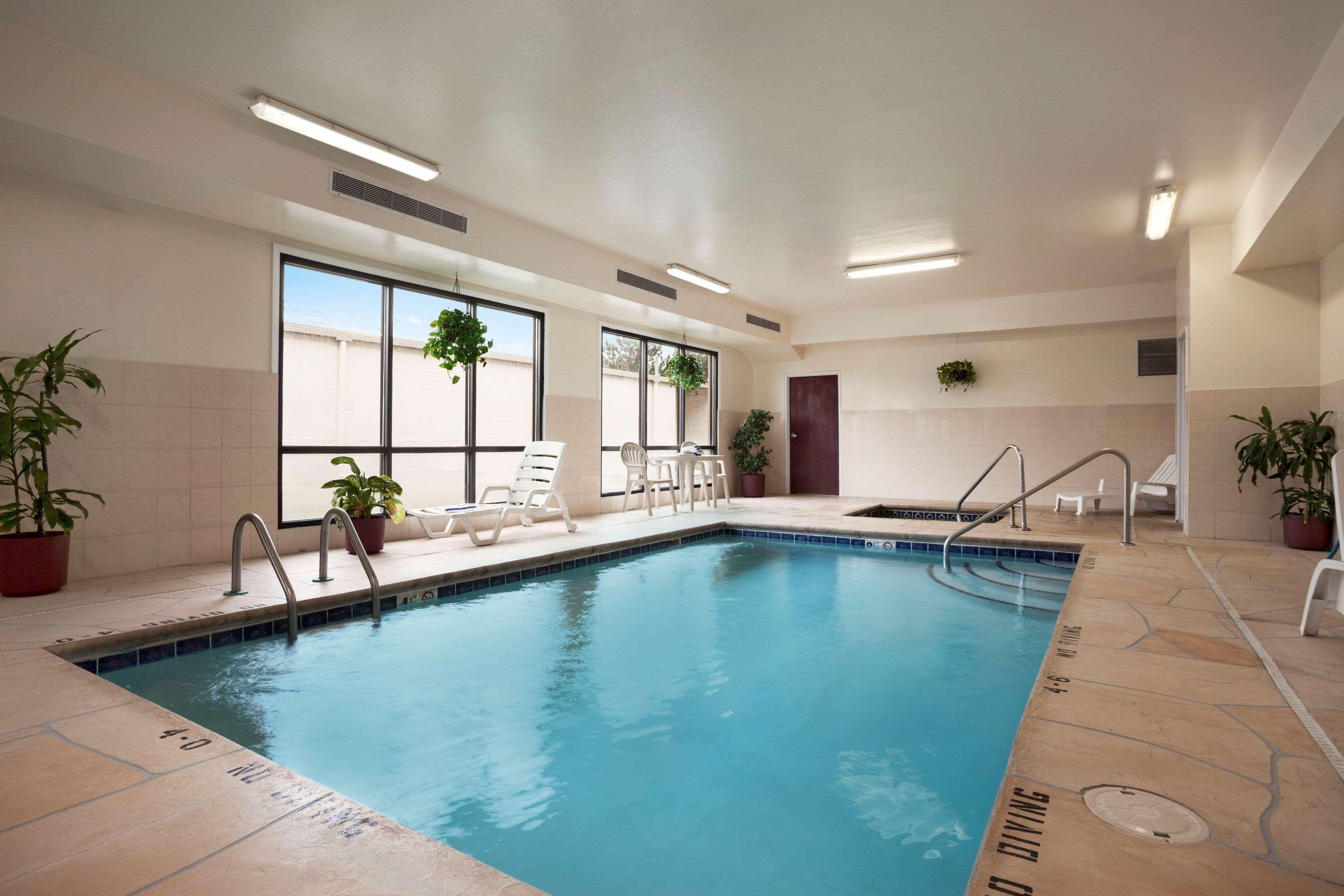 Super 8 By Wyndham Aurora/Naperville Area Exterior photo